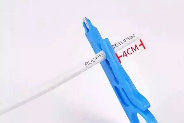 網(wǎng)線放入剝線刀口，預(yù)留40MM長(zhǎng)度